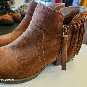 Brown short boot with fringe size 9